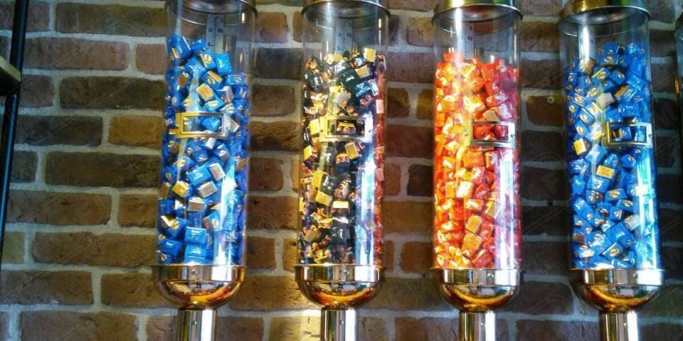 حافظات عرض الحلويات والسكاكر